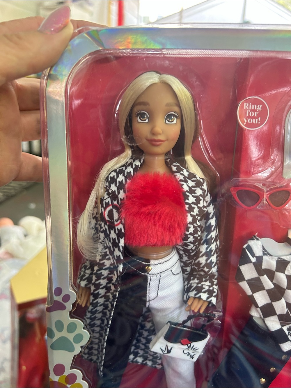 Disney ILY Cruella Fashion Doll - Black, White & Red - Picture 2 of 12